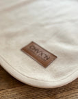 Logo in pelle su un sottosella color crema, primo piano