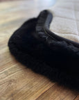 ゼッケンのパッドの黒いファーの縁のクローズアップ