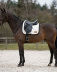 Cavallo baio scuro con un sottosella in mollettone color crema in lana cotta