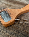 Holzbürste mit feinen Metallborsten zur Lammfellpflege, Nahaufnahme