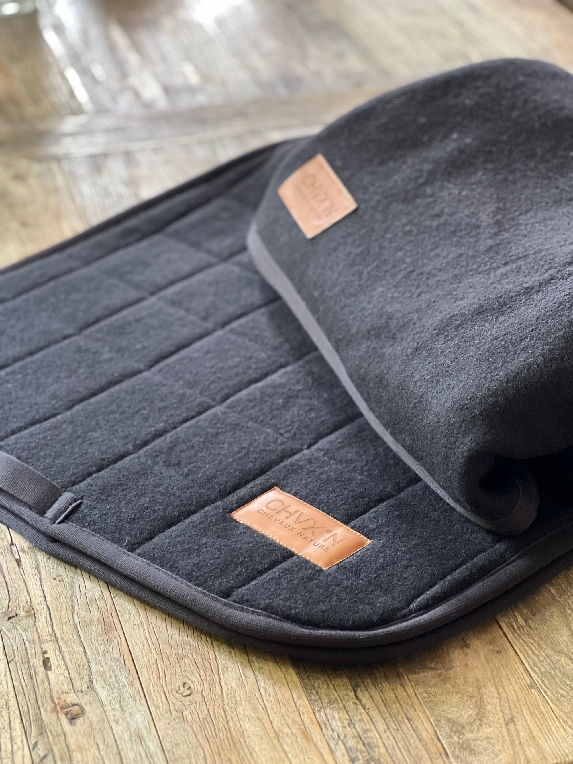 Chevaux Nature Classic Bundle – Dressurschabracke "Classic" &amp; Abschwitzdecke aus Wolle